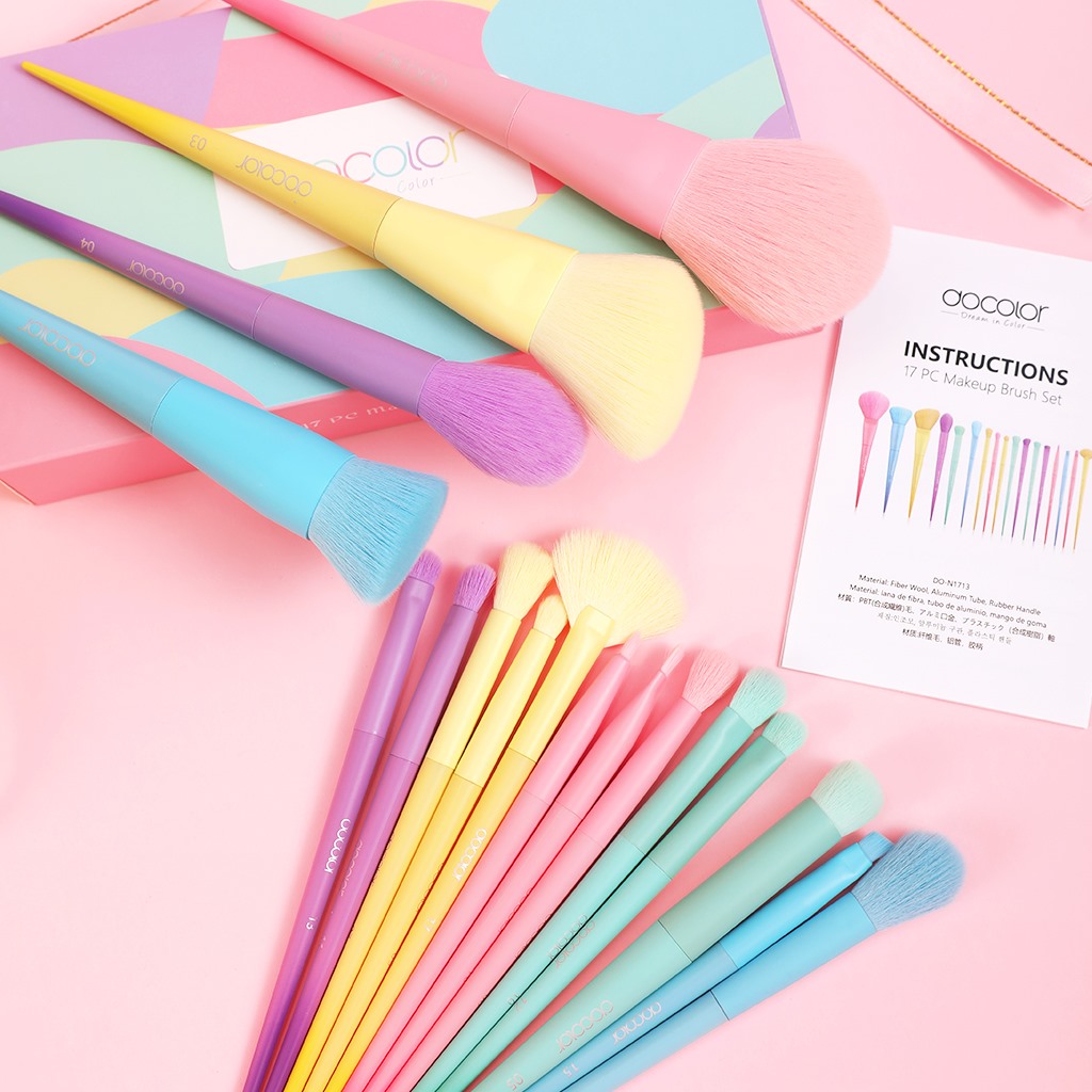 Dreaming of Unicorns - 17 Piece of Makeup Brush Set with 4pcs Makeup Sponges